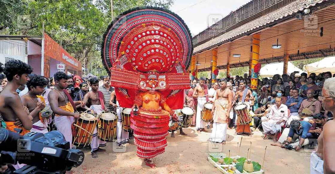 kannur-perumkaliyattam-theyyam kannur-perumkaliyattam-theyyam