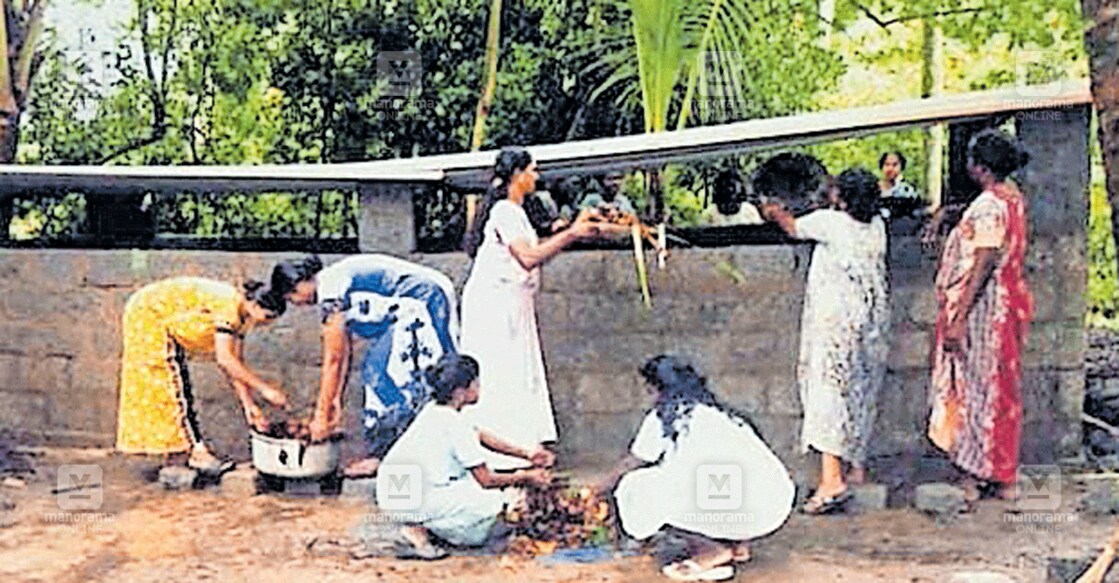 എഴുപുന്നയിലെ തൊഴിലാളി കർഷക സംഘത്തിന്റെ മണ്ണിരവളം നിർമാണ യൂണിറ്റ്  