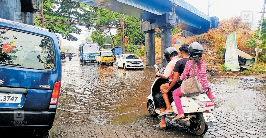 അരൂർ തോപ്പുംപടി സംസ്ഥാനപാതയിൽ റെയിൽവേ ഒാവർബ്രിജിനു താഴെ വേനൽ മഴയിൽ ഉണ്ടായ വെള്ളക്കെട്ട്  