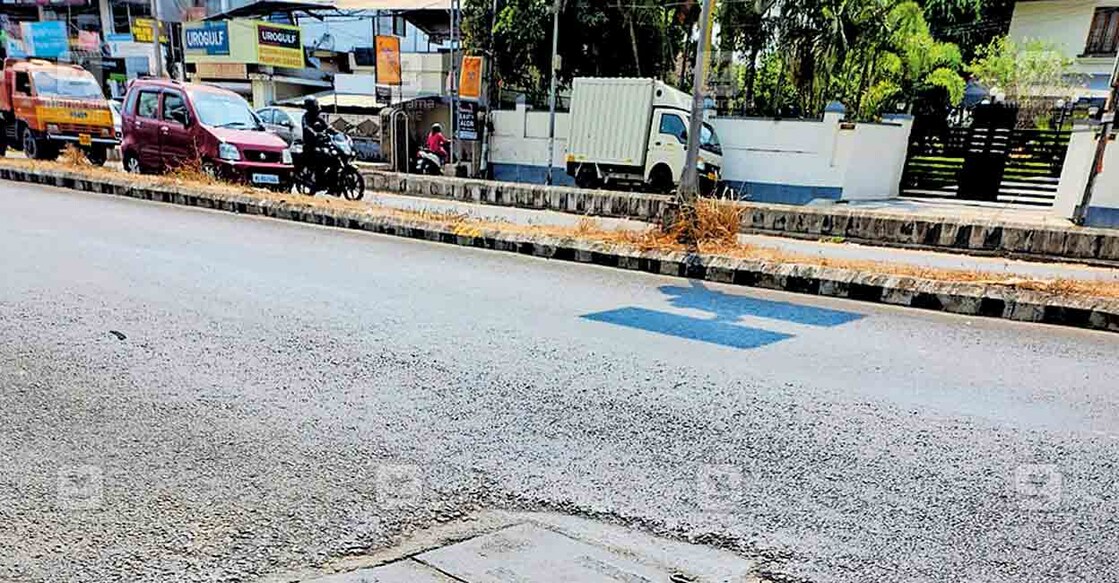 സീപോർട്ട്–എയർപോർട്ട് റോഡിൽ ഇരുമ്പനം– കരിങ്ങാച്ചിറ റോഡിലെ കേബിൾ ബോക്സ് .  