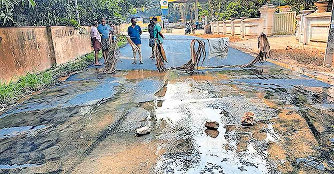 ചൂണ്ടി– രാമമംഗലം റോഡിൽ റീടാറിങ് നടത്തിയ മീമ്പാറ പെട്രോൾ പമ്പിനു സമീപം പൈപ്പ് പൊട്ടിയ നിലയിൽ.  