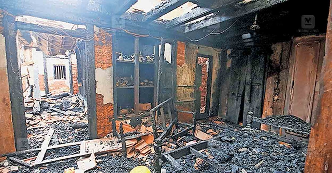 ernakulam-mangalathu-mana-fire തീപിടിത്തത്തിൽ നശിച്ച രാമമംഗലം മംഗലത്തുമനയുടെ ഉൾഭാഗം.