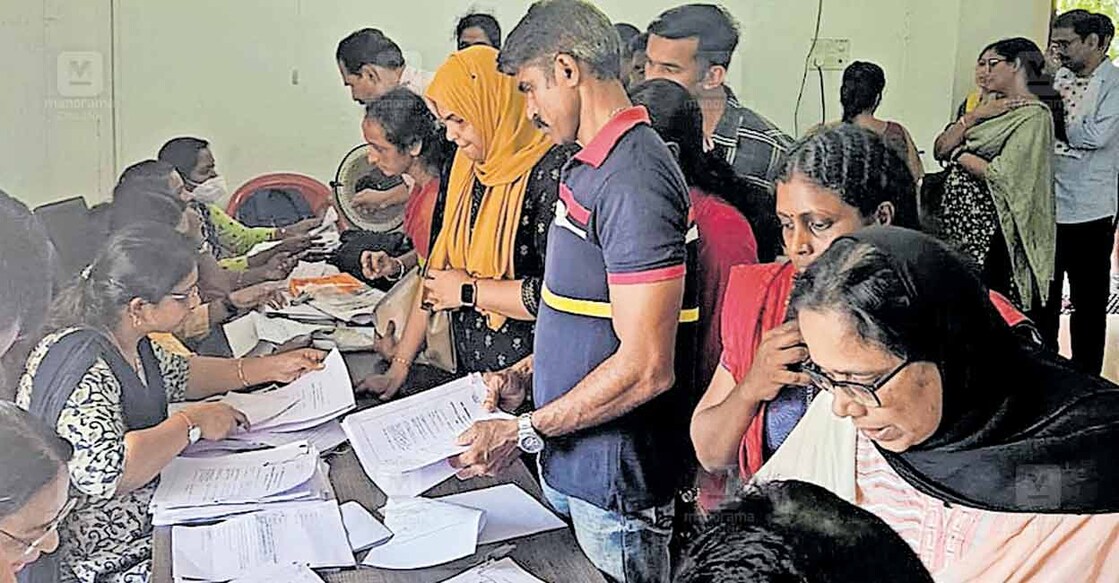 പോളിങ് ജോലിയിൽ നിന്ന് ഒഴിവാകാൻ കലക്ടറേറ്റിൽ അപേക്ഷയുമായി എത്തിയ ജീവനക്കാരുടെ നിര.  