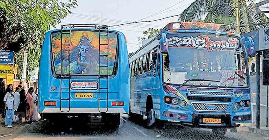 ernakulam-face-to-face-bus-stop നേരെ എതിർദിശകളിൽ പ്രവർത്തിക്കുന്ന സ്റ്റോപ്പുകളിൽ ബസുകൾ നിർത്തുമ്പോൾ ഉണ്ടാവുന്ന ഗതാഗത തടസ്സം. കുടുങ്ങാശ്ശേരിയിൽ നിന്നുള്ള ദൃശ്യം.