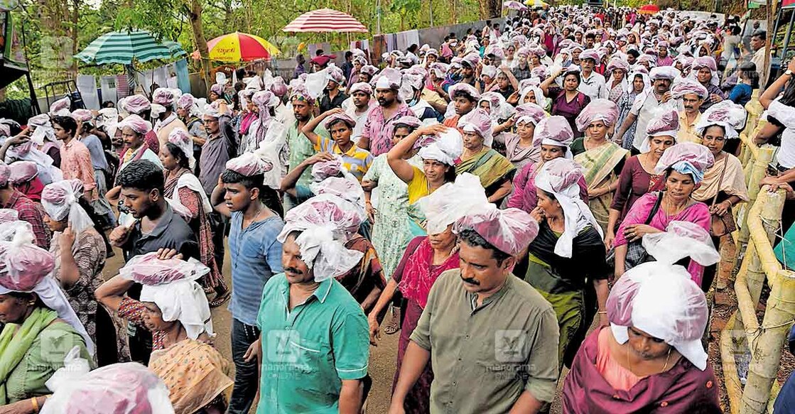 ernakulam-malayattoor-pilgrimage മലയാറ്റൂർ തീർഥാടനത്തിനു കുരിശുമുടിയിൽ ലഭിച്ച നേർച്ചപ്പണം തലച്ചുമടായി താഴത്തെ പള്ളിയിലേക്കു കൊണ്ടുവരുന്ന വിശ്വാസികൾ.