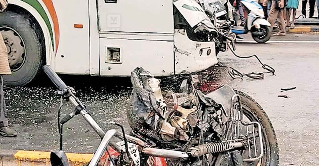 ernakulam-accident1 ദേശീയപാതയിൽ ചക്കരപ്പറമ്പിൽ കെഎസ്ആർടിസി ബസുകൾക്കിടയിൽപെട്ടു ബൈക്ക് യാത്രികരായ രണ്ടു യുവാക്കൾ അപകടത്തിൽപെട്ട സ്ഥലം.