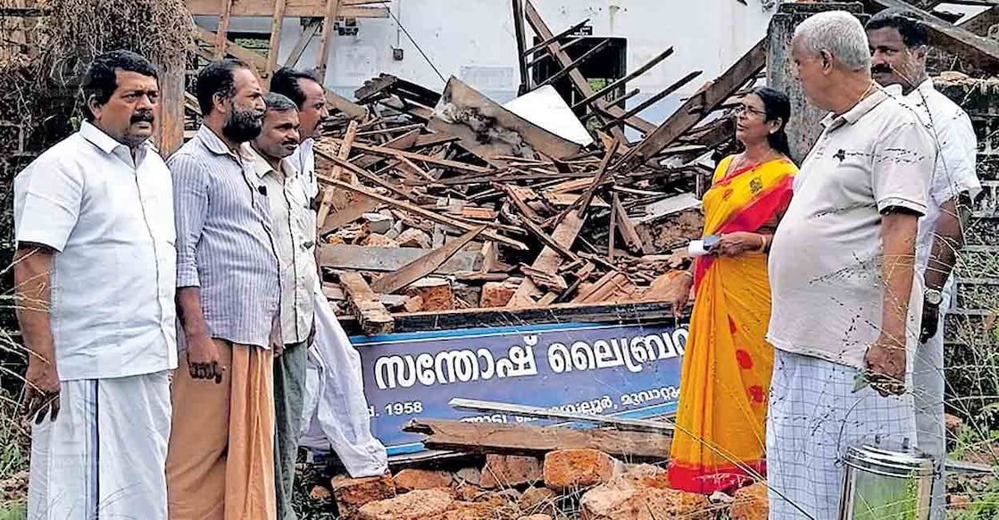 കഴിഞ്ഞ ദിവസം ഉണ്ടായ മഴയിൽ ബലക്ഷയം സംഭവിച്ചതിനെ തുടർന്നു തകർന്നു വീണ പെരുമ്പല്ലൂർ സന്തോഷ് ലൈബ്രറിയുടെ കെട്ടിടം.  
