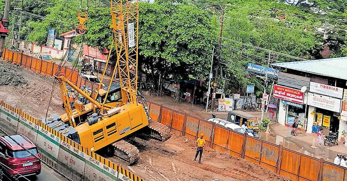 ഉയരപ്പാത നിർമാണത്തിലിരുന്ന ക്രെയിനിന്റെ അടിഭാഗം ചരിഞ്ഞ നിലയിൽ  