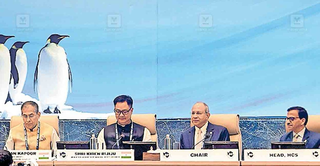 ernakulam-antartica-scintific-team-from-india-1 കൊച്ചിയിൽ നടക്കുന്ന അന്റാർട്ടിക്ക ട്രീറ്റി കൺസൽറ്റേറ്റിവ് മീറ്റിങ് (എടിസിഎം) കേന്ദ്രമന്ത്രി കിരൺ റിജിജു ഉദ്ഘാടനം ചെയ്യുന്നു. എൻഐഎഎസ് ഡയറക്ടർ ഡോ. ശൈലേഷ് നായിക്, വിദേശകാര്യ മന്ത്രാലയം സെക്രട്ടറി പവൻ കപൂർ, ദേശീയ സുരക്ഷ ഉപദേശക സമിതിയംഗം പങ്കജ് ശരൺ, ഭൗമ ശാസ്ത്ര മന്ത്രാലയം ഉപേദേഷ്ടാവ് ഡോ. വിജയ് കുമാർ, നാഷനൽ സെന്റർ ഫോർ പോളാർ ആൻഡ് ഓഷ്യൻ റിസർച് (എൻസിപിഒആർ) പോളാർ സയൻസസ് ഗ്രൂപ്പ് ഡയറക്ടർ ഡോ. രാഹുൽ മോഹൻ എന്നിവർ സമീപം. ചിത്രം:മനോരമ