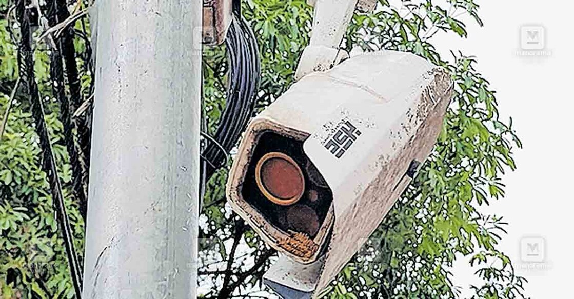 ernakulam-cctv ആലുവ പാലസിനു മുൻപിൽ ഫെഡറൽ ബാങ്കിന്റെ സഹകരണത്തോടെ പൊലീസ് സ്ഥാപിച്ചിരുന്ന നിരീക്ഷണ ക്യാമറ ഒടിഞ്ഞു തൂങ്ങിയ നിലയിൽ.