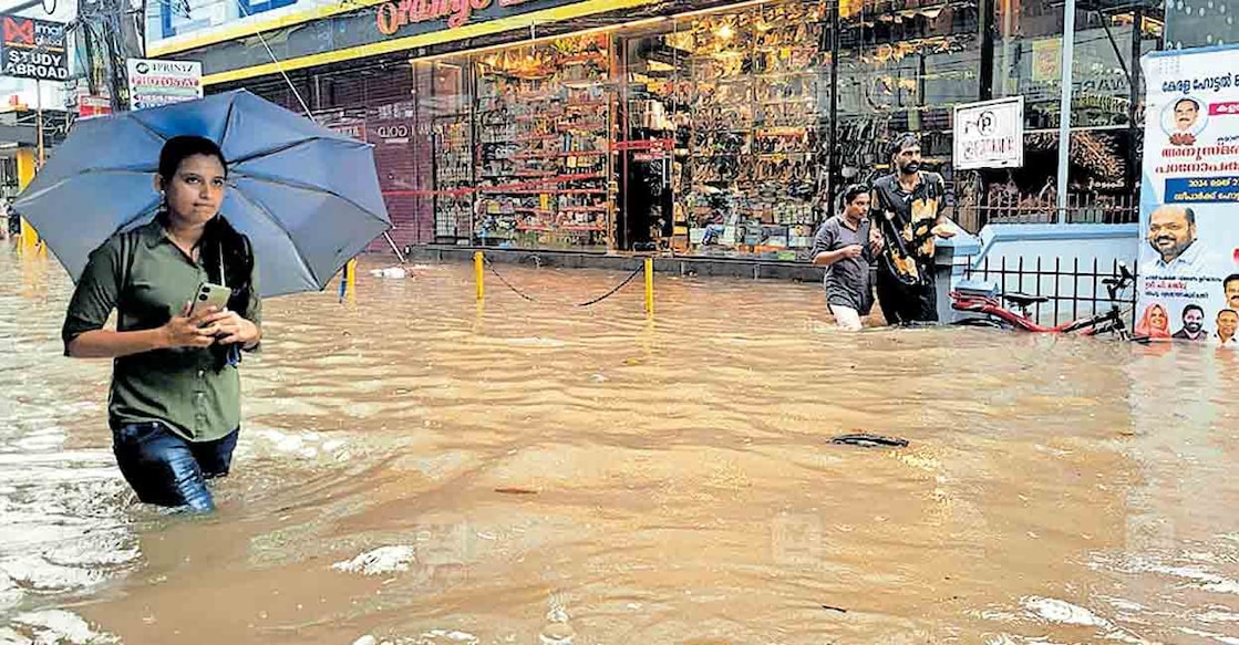 കനത്ത മഴയിൽ ഇടപ്പള്ളി ടോൾ വി.പി. മരയ്ക്കാർ റോഡ് വെള്ളക്കെട്ടിലായപ്പോൾ.  