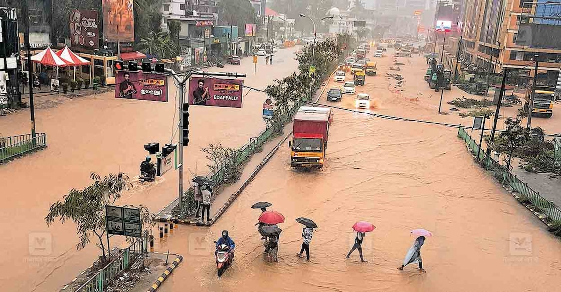 ഇന്നലെ വൈകിട്ട് പെയ്ത കനത്ത മഴയിൽ കൊച്ചി ഇടപ്പള്ളി ജംക്‌ഷനിലുണ്ടായ വെള്ളക്കെട്ട്. ചിത്രം: മനോരമ  
