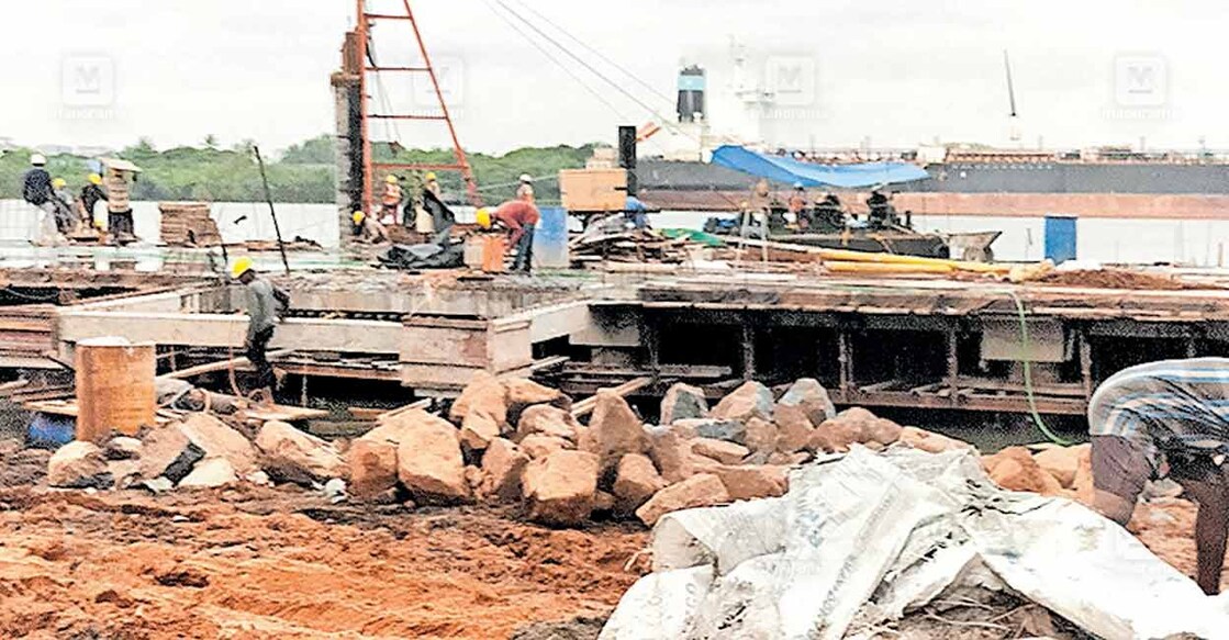 നിർമാണം പുരോഗമിക്കുന്ന മട്ടാഞ്ചേരി വാട്ടർ മെട്രോ ജെട്ടി.  