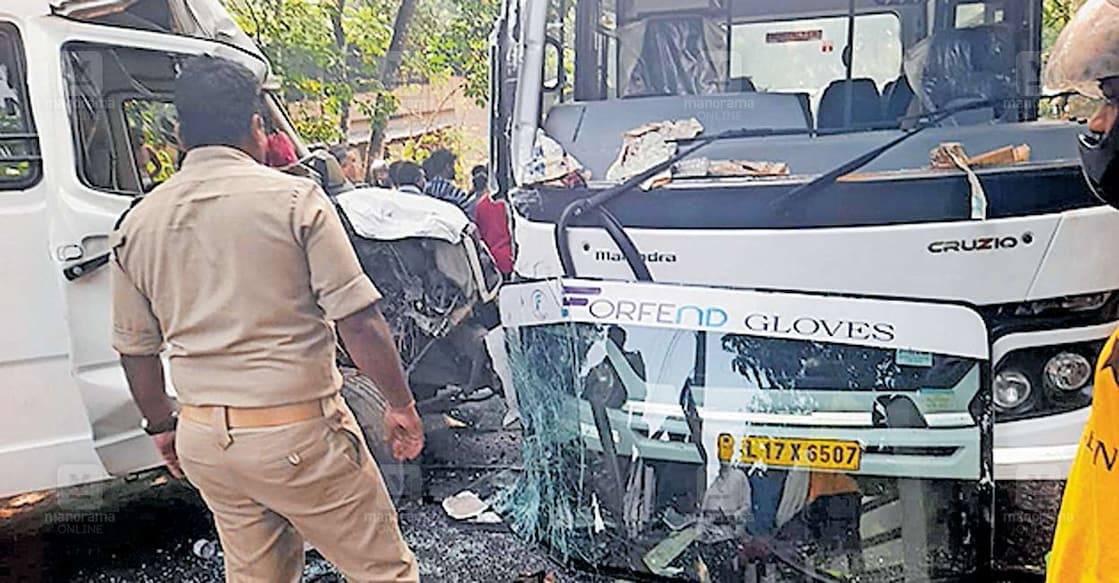 മണീട് കോഴിക്കുറ്റി നടയ്ക്കു സമീപം മിനി ബസും വാനും കൂട്ടിയിടിച്ചപ്പോൾ.  