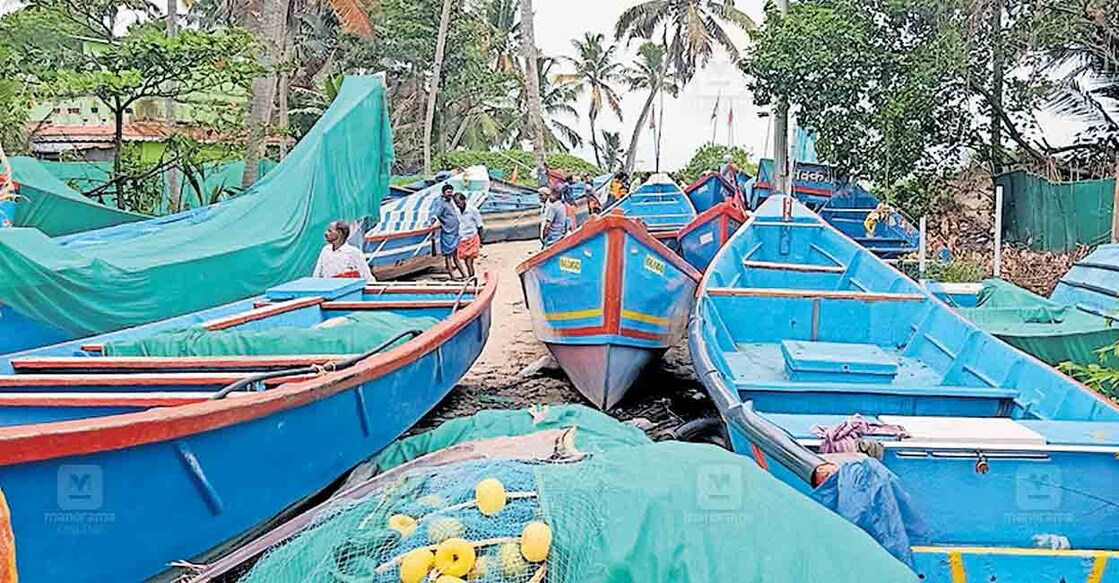 പള്ളിത്തോട് ചാപ്പക്കടവിൽ കടലിൽ പോകാതെ കരയിൽ കയറ്റി വച്ചിരിക്കുന്ന മത്സ്യ ബന്ധന വള്ളങ്ങൾ.  
