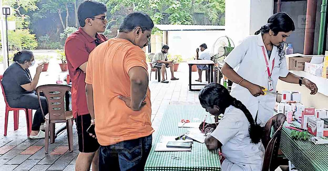 ernakulam-dlf-disease കാക്കനാട് ഡിഎൽഎഫ് ഫ്ലാറ്റിൽ തൃക്കാക്കര സഹകരണ ആശുപത്രിയുടെ നേതൃത്വത്തിൽ ആരംഭിച്ച മെഡിക്കൽ ക്യാംപ്.
