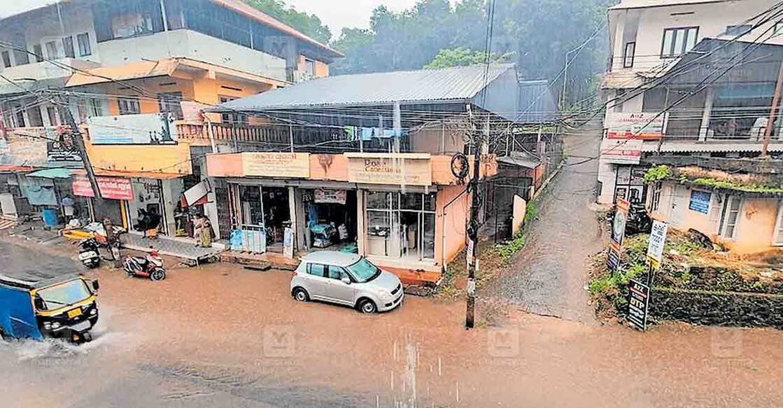 ഇന്നലത്തെ മഴയിൽ കൂത്താട്ടുകുളം മാർക്കറ്റ് റോഡിൽ രൂപപ്പെട്ട വെള്ളക്കെട്ട്.  