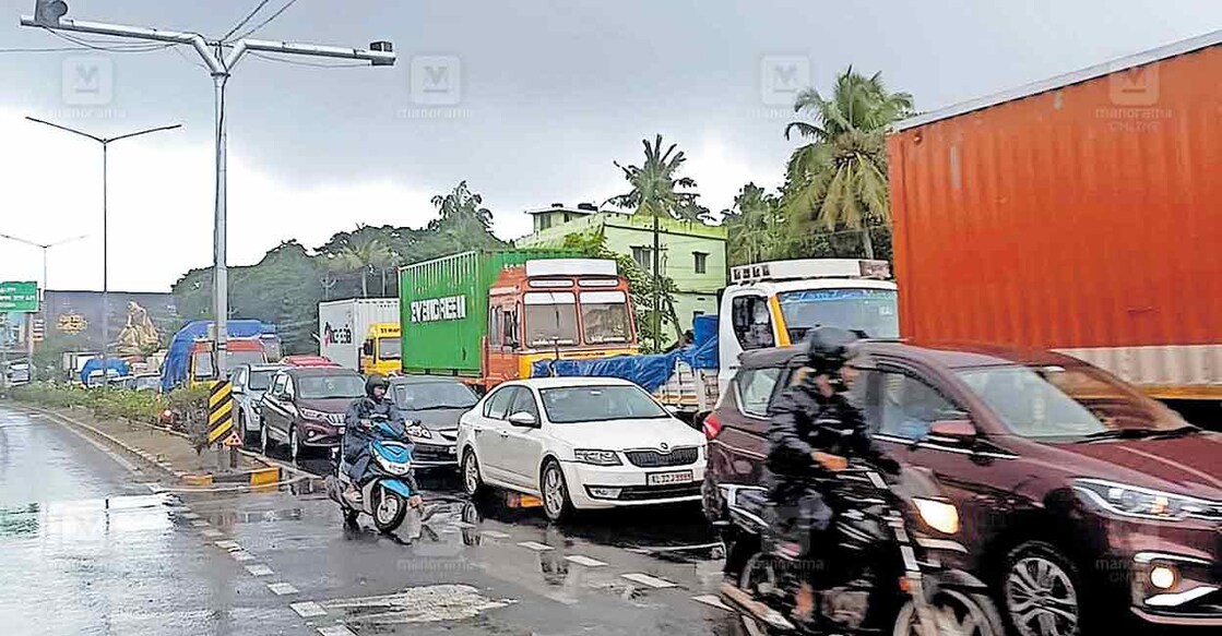 അരൂർ–തുറവൂർ ഉയരപ്പാത നിർമാണത്തെ തുടർന്ന് കൊച്ചി ബൈപാസിൽ ഇന്നലെ അനുഭവപ്പെട്ട ഗതാഗതക്കുരുക്ക്.  

