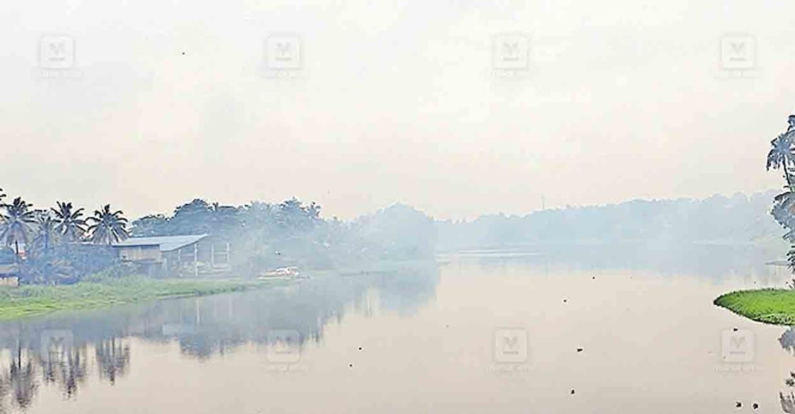 പുക നിറഞ്ഞ ഏലൂരിലെ പെരിയാർ പരിസരം . ഇന്നലെ ഉച്ചക്ക് ഒരുമണിക്കുള്ള കാഴ്ച  