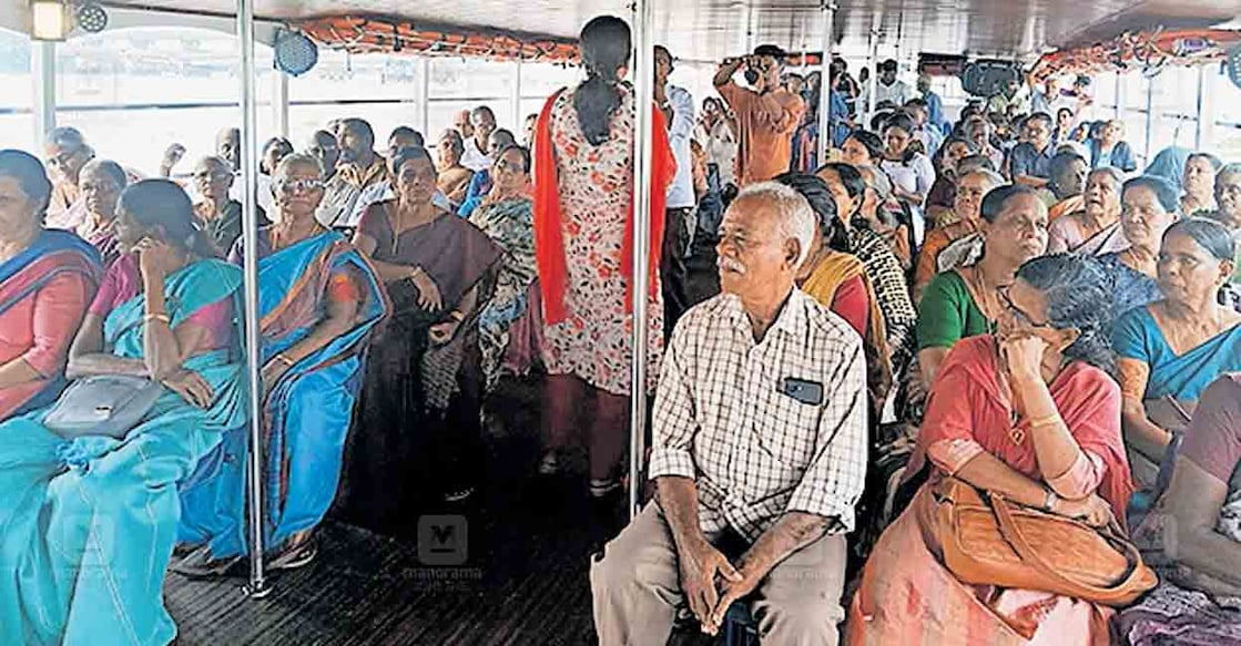 മുളവുകാട് പഞ്ചായത്തിന്റെ നേതൃത്വത്തിൽ മുതിർന്ന പൗരന്മാർക്കു നടത്തിയ ബോട്ട് യാത്ര.
