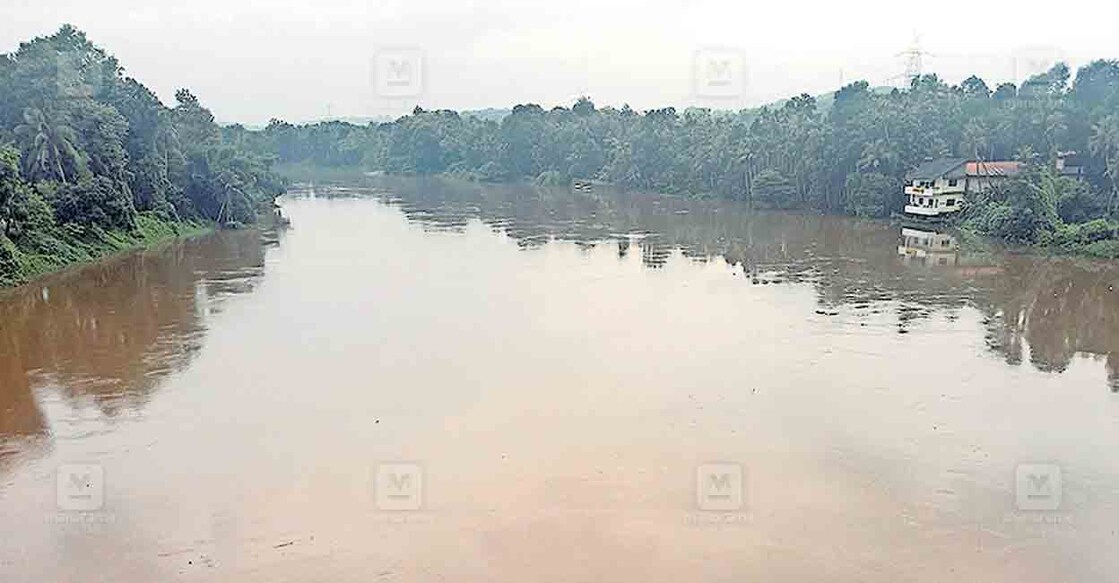 പിറവം പുഴയിൽ ജല നിരപ്പ് ഉയർന്നപ്പോൾ‌.  
