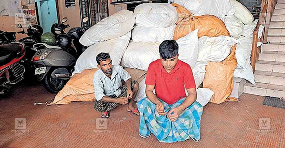 പെരുമ്പാവൂരിൽ നിരോധിത പുകയില ഉൽപന്നങ്ങളുമായി പിടിയിലായവർ.