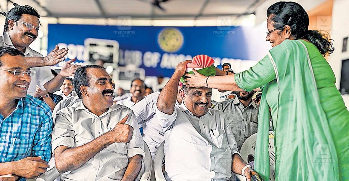 benny-family സ്നേഹകിരീടം: ചാലക്കുടി ലോക്സഭാ മണ്ഡലത്തിൽ വിജയിച്ച യുഡിഎഫ് സ്ഥാനാർഥി ബെന്നി ബെഹനാനെ കോൺഗ്രസ് പാർട്ടിയുടെ പതാകയുടെ നിറമുള്ള കിരീടം അണിയിക്കുന്ന ഭാര്യ ഷെർലി. എംഎൽഎമാരായ റോജി എം.ജോൺ, അൻവർ സാദത്ത് എന്നിവർ സമീപം. ചിത്രം:ഇ.വി. ശ്രീകുമാർ/മനോരമ.
