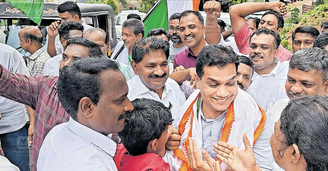 hibi-1 തിരഞ്ഞെടുപ്പ് വിജയത്തിനു ശേഷം കുസാറ്റിലെ വോട്ടെണ്ണൽ കേന്ദ്രത്തിലെത്തിയ ഹൈബി ഈഡനെ ആശംസ അറിയിക്കാൻ യുഡിഎഫ് പ്രവർത്തകർ മത്സരിക്കുന്നു.
