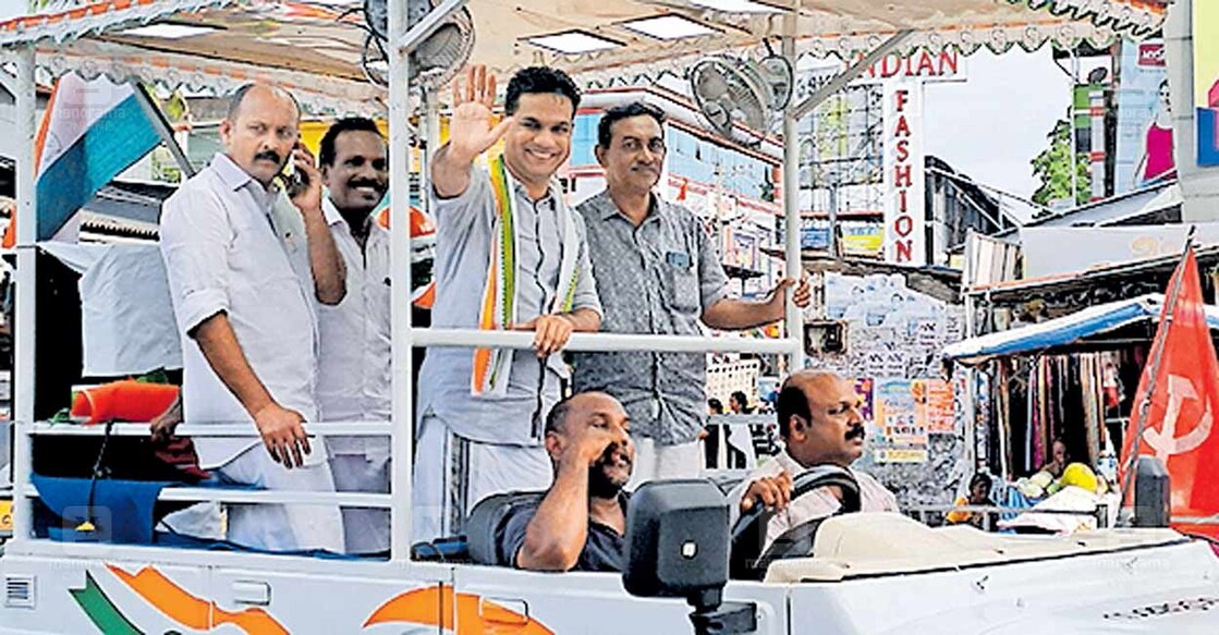 എറണാകുളം ലോക്സഭ മണ്ഡലത്തിലെ തിരഞ്ഞെടുപ്പിൽ വിജയം നേടിയ യുഡിഎഫ് സ്ഥാനാർഥി ഹൈബി ഈഡൻ, ആഹ്ലാദ പ്രകടനത്തിന്റെ ഭാഗമായി തൃപ്പൂണിത്തുറയിൽ എത്തിയപ്പോൾ. മുഹമ്മദ് ഷിയാസ്, പി.സി.പോൾ, പി.കെ.ജലീൽ തുടങ്ങിയവർ സമീപം.  