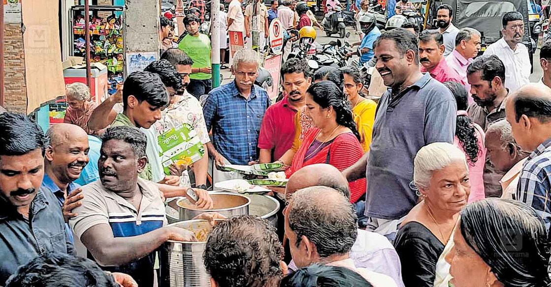 ഒരു ‘പിടി’ പിടിക്കാം: പിറവത്ത് ജനകീയ കൂട്ടായ്മയുടെ നേതൃത്വത്തിൽ പിടിയും പോത്തുകറിയും വിതരണം ചെയ്തപ്പോൾ.