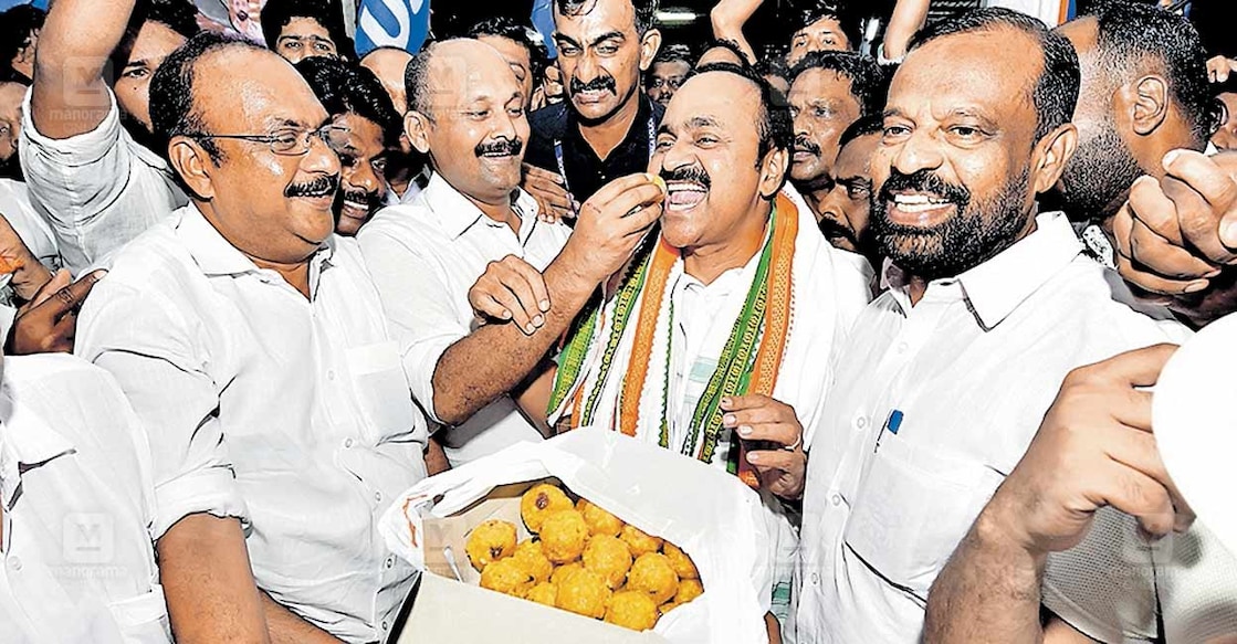 വിജയമധുരം: എറണാകുളം സൗത്ത് റെയിൽവേ സ്റ്റേഷനിലെത്തിയ പ്രതിപക്ഷ നേതാവ് വി.ഡി. സതീശനെ ഡിസിസി പ്രസിഡന്റ് മുഹമ്മദ് ഷിയാസിന്റെ നേതൃത്വത്തിൽ മധുരം നൽകി സ്വീകരിക്കുന്നു. ജയ്സൺ ജോസഫ്, ജോഷി പള്ളൻ തുടങ്ങിയവർ സമീപം. ചിത്രം: മനോരമ.  