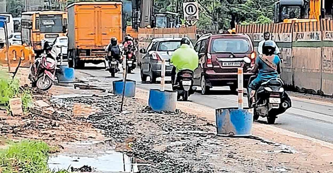 എരമല്ലൂരിൽ സമാന്തര റോഡിൽ  മെറ്റലിട്ട ഭാഗം ഉറപ്പിക്കാത്ത നിലയിൽ.  