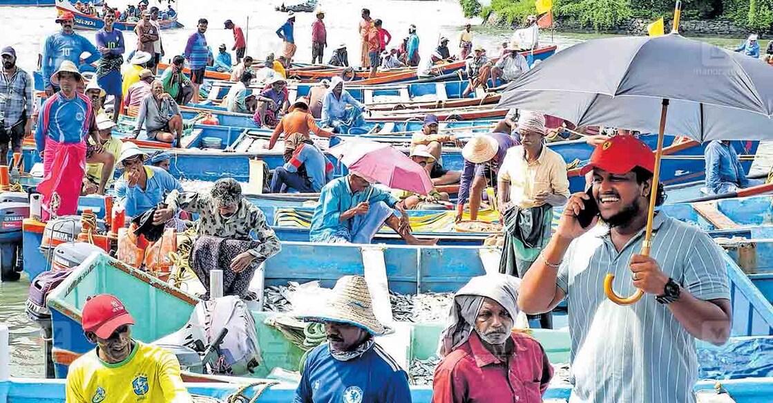 ernakulam-fishing നിറയെ നത്തോലിയുമായി വൈപ്പിൻ കാളമുക്ക് ഹാർബറിലെത്തിയ ചെറുവള്ളങ്ങൾ മീൻ ഇറക്കുന്നതിനുളള ഊഴം കാത്ത് കായലിൽ.