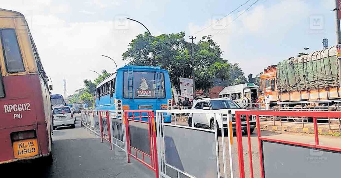 കാലടി പട്ടണത്തിൽ നിയമം ലംഘിച്ച് മീഡിയന്റെ വലതു ഭാഗത്തു കൂടി പോകുന്ന സ്വകാര്യ ബസ്.