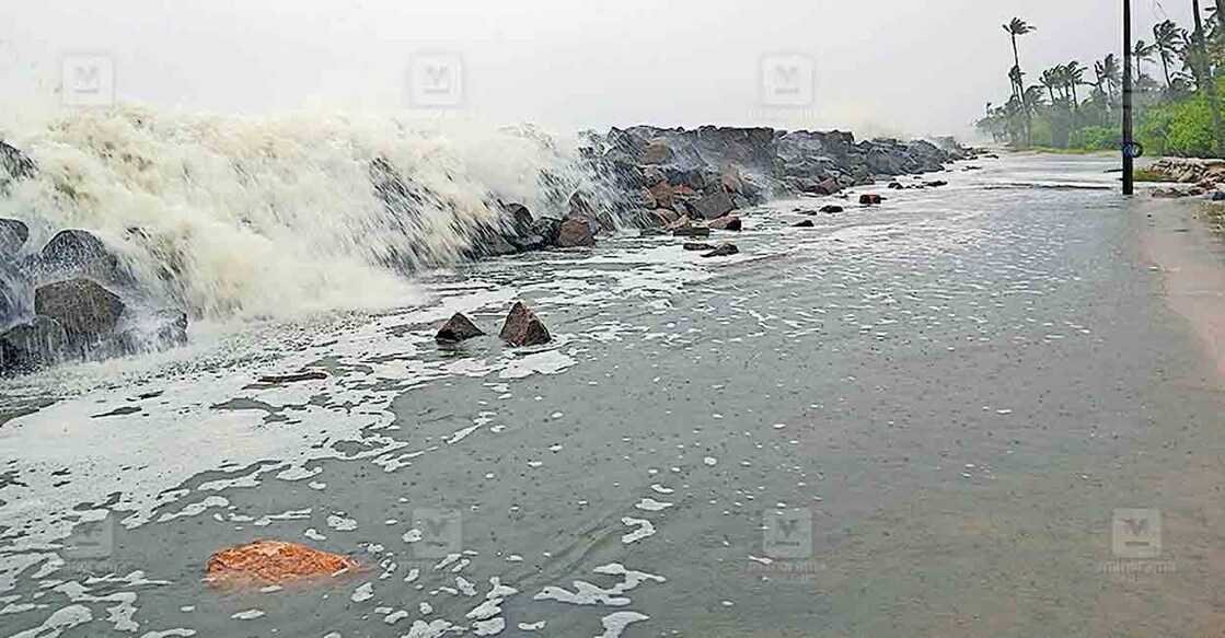 ടെട്രാപോഡ് സംരക്ഷണ‌‌ം വേണമെന്ന് ആവശ്യമുയരുന്ന പഴങ്ങാട്  തീരം.  