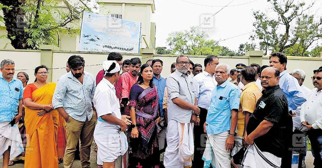 ഉയരപ്പാത നിർമാണ സ്ഥലത്തെ തകർന്ന റോഡുകൾ നേരിൽ കാണാൻ മന്ത്രി പി.പ്രസാദ് എത്തിയപ്പോൾ. കലക്ടർ അലക്സ് വർഗീസ് , ദലീമ ജോജോ എംഎൽഎ എന്നിവർ സമീപം. 