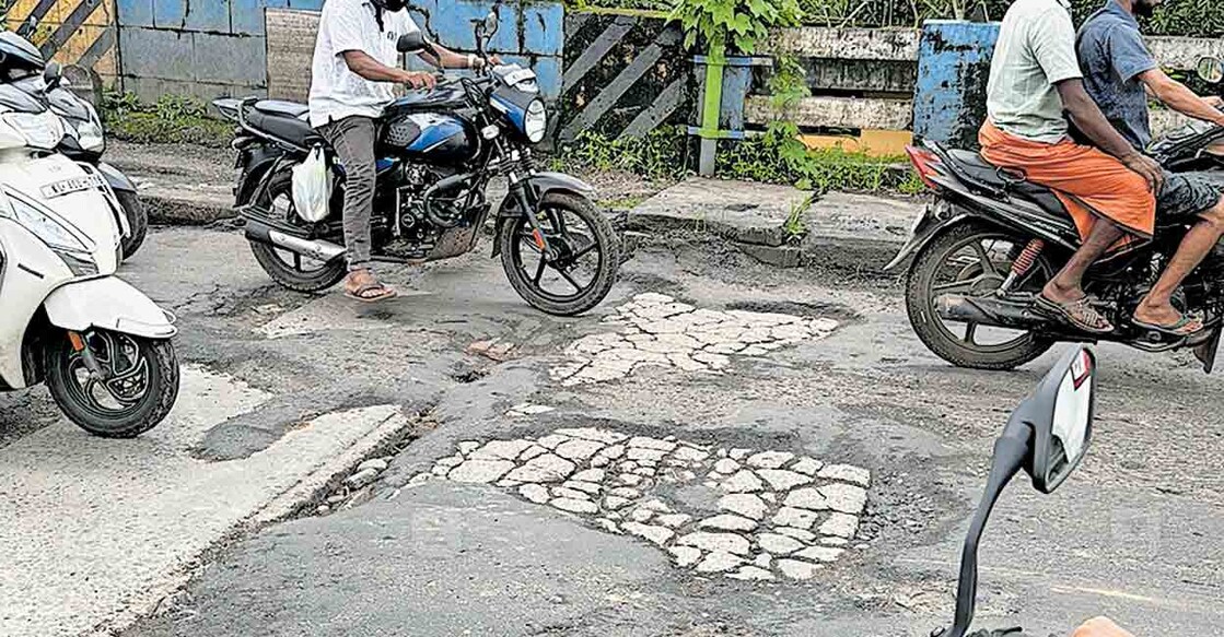 കാലടി ശ്രീശങ്കര പാലത്തിൽ പാലവും അപ്രോച്ച് റോഡും ചേരുന്ന ഭാഗത്തെ കുഴികൾ.  