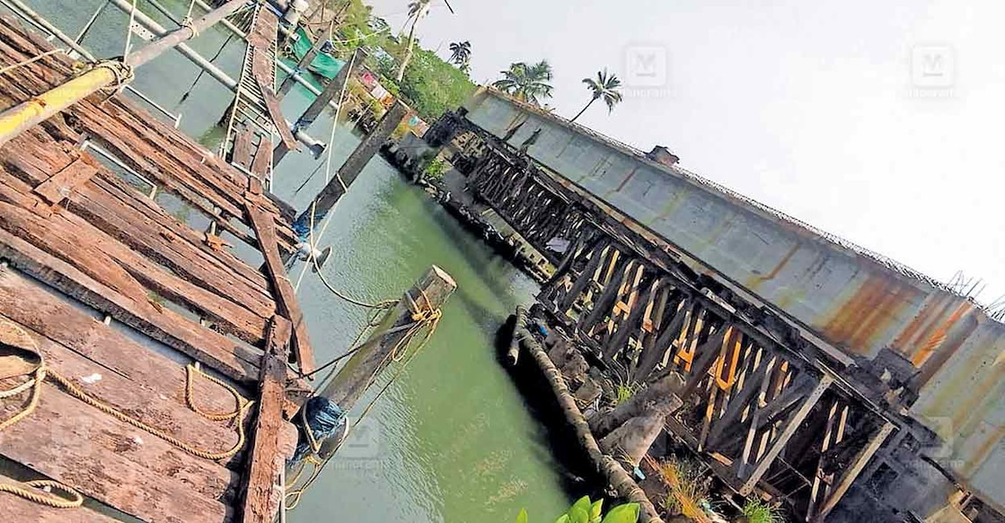 പാതിവഴിയിൽ നിർമാണം  നിലച്ച പള്ളിപ്പുറം  കോൺവന്റ് ബീച്ച് പാലം.  
