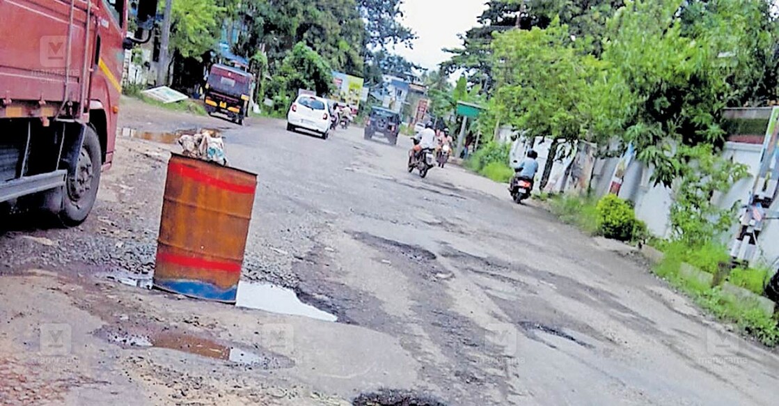 തകർന്നു കിടക്കുന്ന കാലടി–മലയാറ്റൂർ റോഡ്. 