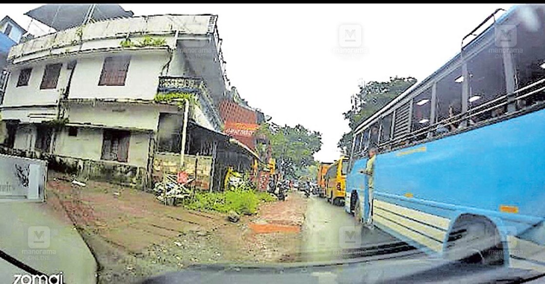 ചെമ്പറക്കിയിൽ നിര തെറ്റിച്ചു കയറിപ്പോകുന്ന സ്വകാര്യ ബസ്.  

