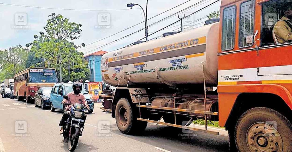 തുറവൂർ ഉയരപ്പാത നിർമാണത്തെ തുടർന്ന് വലിയ വാഹനങ്ങൾ കുമ്പളങ്ങി റോഡിലൂടെ കടത്തിവിട്ടതോടെ പെരുമ്പടപ്പിൽ രൂപപ്പെട്ട ഗതാഗതക്കുരുക്ക്.