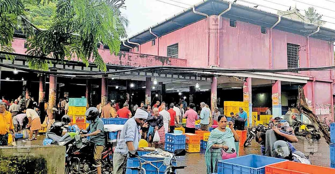 paravoor-market പറവൂർ ചന്തയിലെ മത്സ്യവിപണന കേന്ദ്രം.