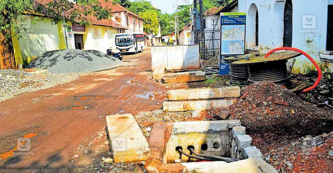 ഫോർട്ട്കൊച്ചി ആസ്പിൻവാൾ ഹൗസിന് മുന്നിലൂടെയുള്ള റോഡ് നവീകരണ ജോലികൾ പാതിവഴിയിൽ.  