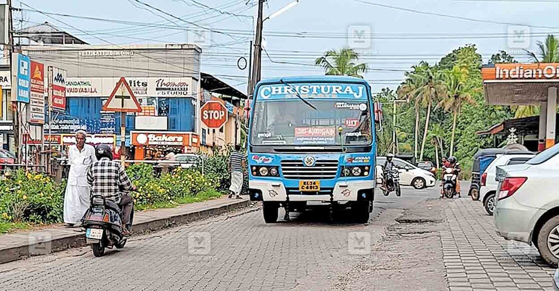 കൂത്താട്ടുകുളം ടൗൺ ചുറ്റാതെ നടപ്പുറം ബൈപാസിലൂടെ ബസ് സ്റ്റാൻഡിലേക്ക് പോകുന്ന സ്വകാര്യ ബസ്.