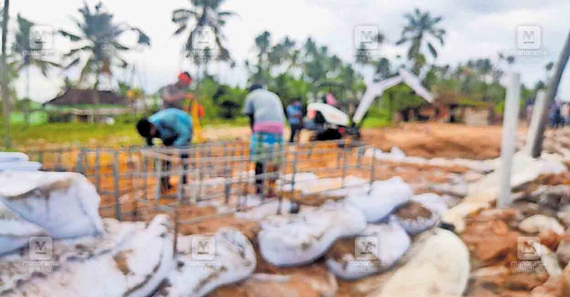 എടവനക്കാട് പഴങ്ങാട് കടപ്പുറത്ത് ജിയോ ബാഗുകൾ സ്ഥാപിക്കുന്നു.  