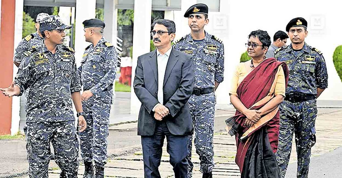 ചീഫ് സെക്രട്ടറി ഡോ. വി. വേണുവും അഡീഷനൽ ചീഫ് സെക്രട്ടറി ശാരദ മുരളീധരനും ദക്ഷിണമേഖലാ നാവികസേന ആസ്ഥാനം സന്ദർശിച്ചപ്പോൾ.  

