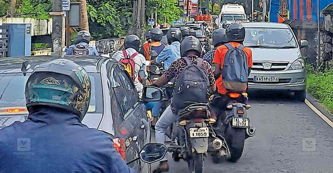തൃപ്പൂണിത്തുറ മാർക്കറ്റ് - പുതിയകാവ് റോഡിലെ ഗതാഗതക്കുരുക്ക്.