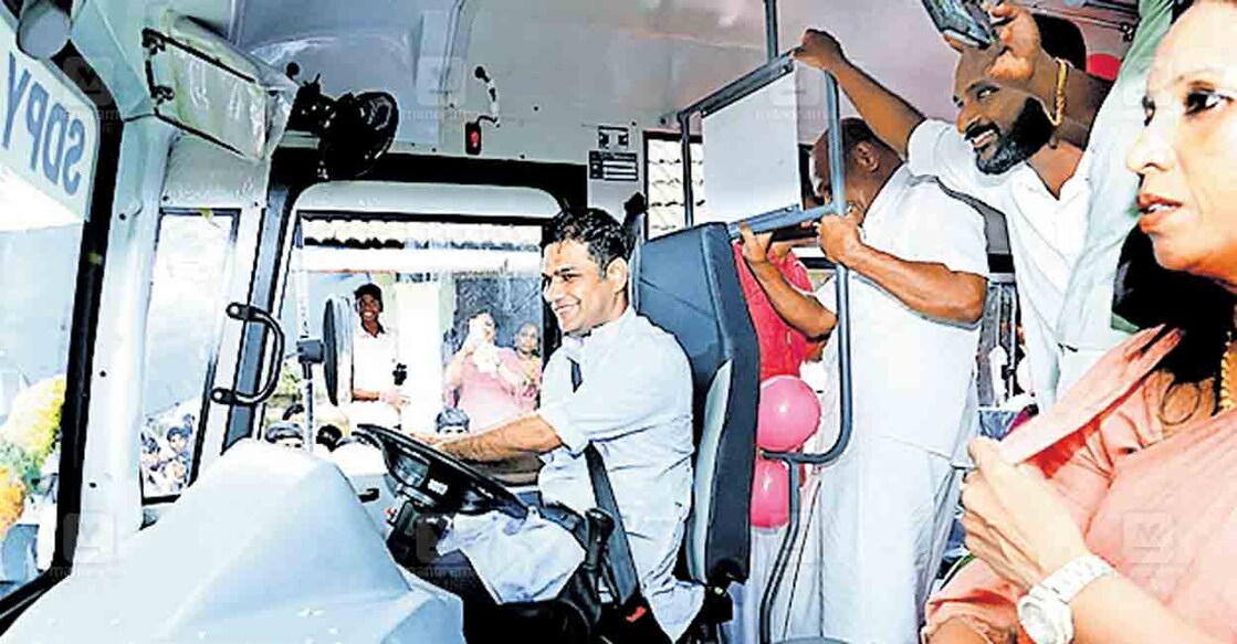 തന്റെ പ്രാദേശിക വികസന ഫണ്ടിൽ നിന്നുള്ള തുക ഉപയോഗിച്ച് എടവനക്കാട് എസ്ഡിപിവൈ കെപിഎം ഹൈസ്കൂളിനു നൽകിയ സ്കൂൾ ബസിന്റെ കന്നിയാത്രയിൽ  ഹൈബി ഈഡൻ എംപി  സാരഥിയായപ്പോൾ. അസീന അബ്ദുൽ സലാം, വി.കെ.ഇക്ബാൽ തുടങ്ങിയവർ സമീപം. 