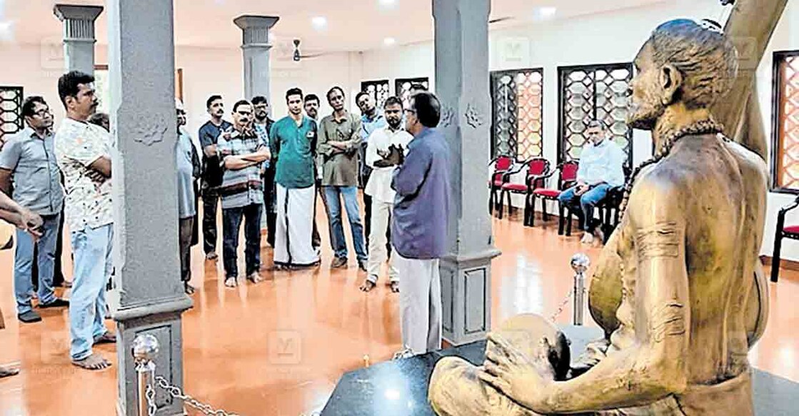 ernakulam-ramamangalam-shatkala-govinda-marar-mandapam ടൂർ കമ്പനി പ്രതിനിധികൾ രാമമംഗലം ഷഡ്കാലഗോവിന്ദമാരാർ മണ്ഡപത്തിൽ എത്തിയപ്പോൾ