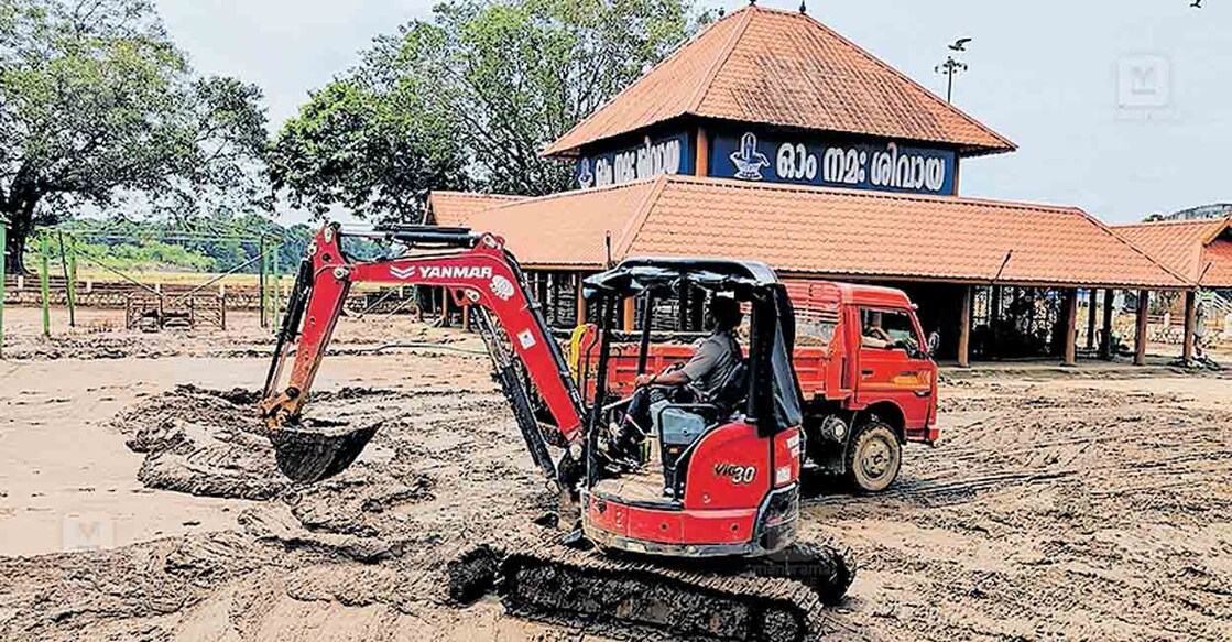 ആലുവ മണപ്പുറം ക്ഷേത്ര പരിസരത്ത് വെള്ളപ്പൊക്കത്തിൽ അടിഞ്ഞ ചെളി നീക്കുന്നു.  
